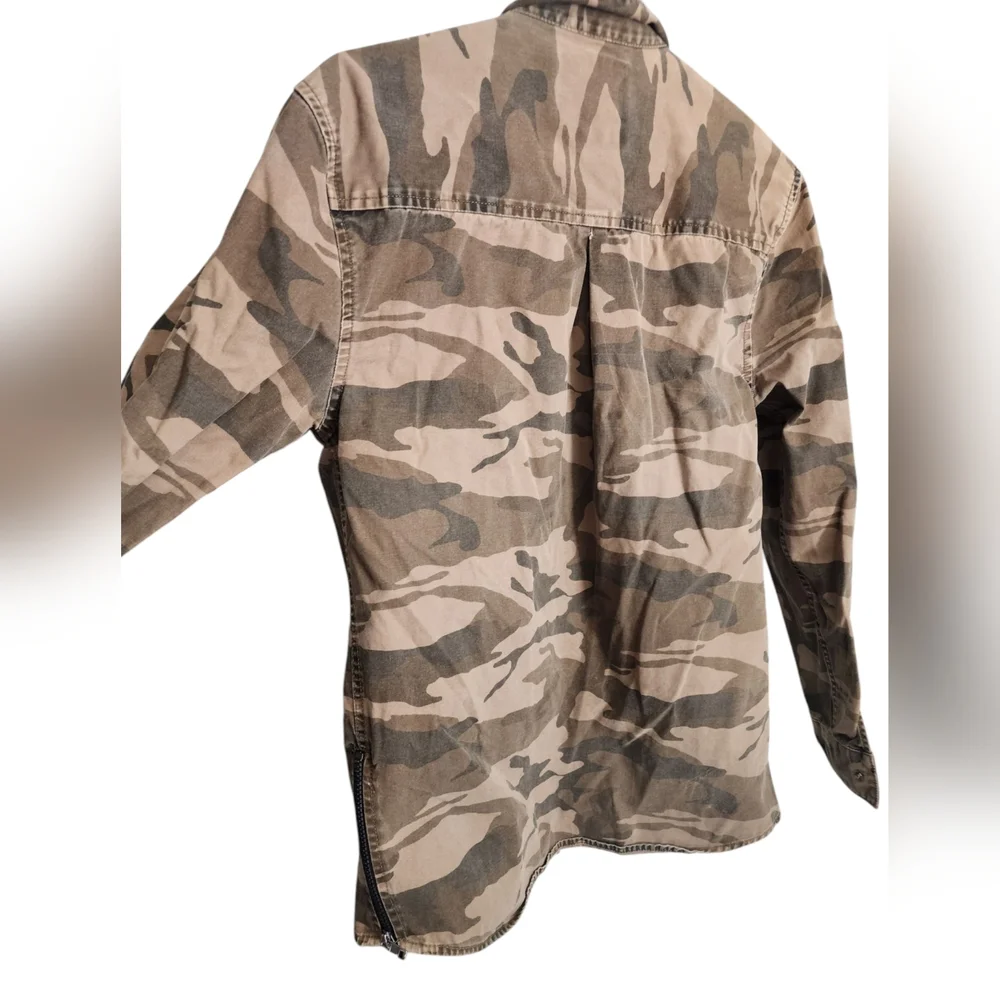 Mens Medium Zip Code 1992 Camo Button Down Shacket EUC. - Picture 2 of 5